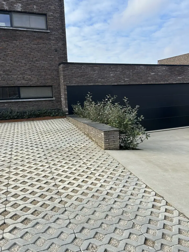 Parking in grasdallen bij een bedrijfspand